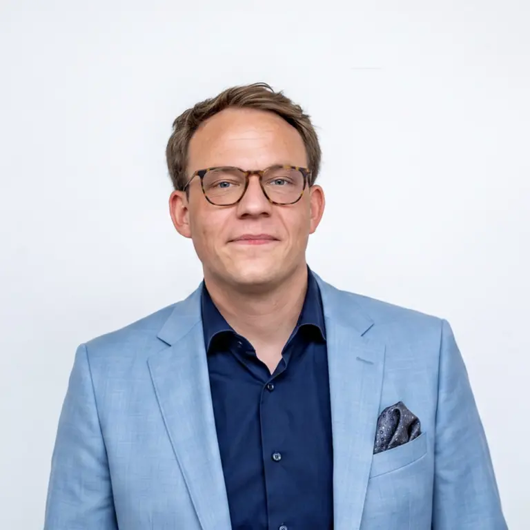 Porträt von Simon Gläve, Mitgründer von hamburg-immobilienbewertung.de, verantwortlich für Technik und Datenschutz